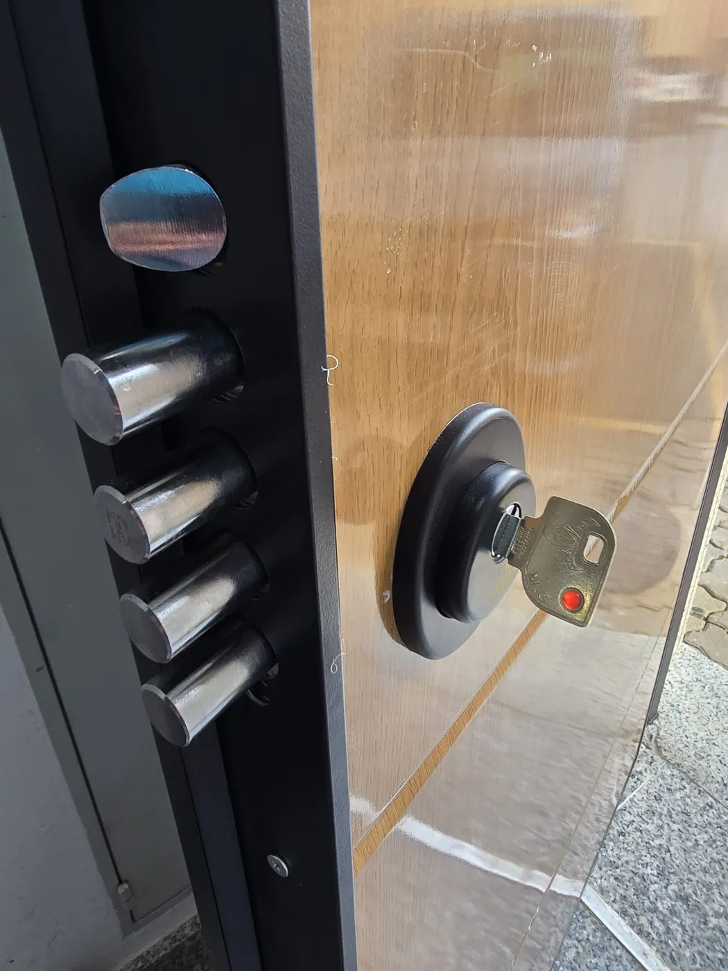 Reforzar la puerta con una acorazada tras un intento de robo en Sevilla