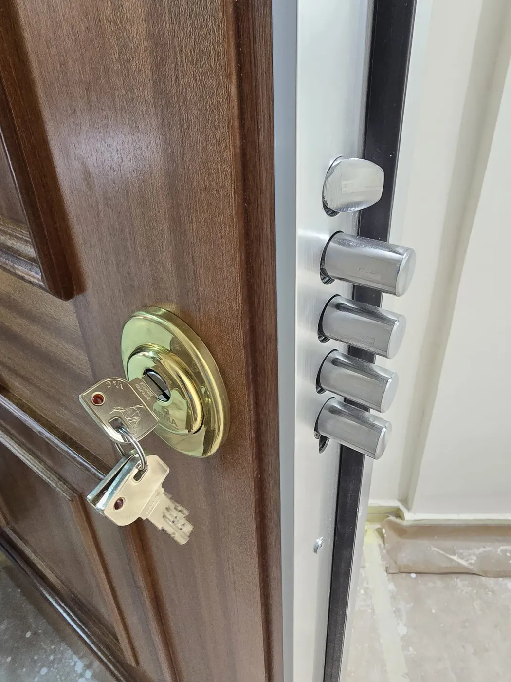 Cambiar la puerta de entrada de casa por una acorazada en Sevilla